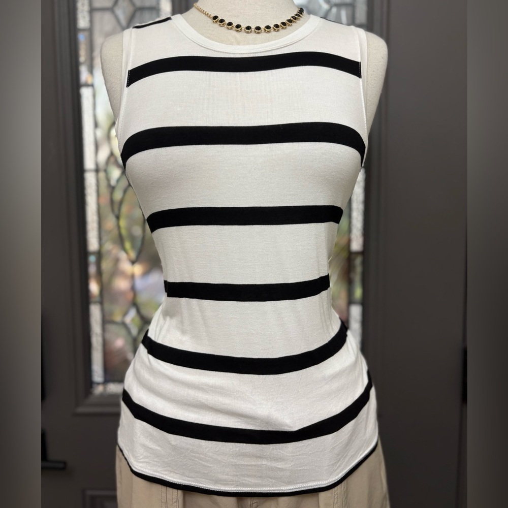 Halogen White & Black Striped Back Keyhole
Sleeveless Top Size M